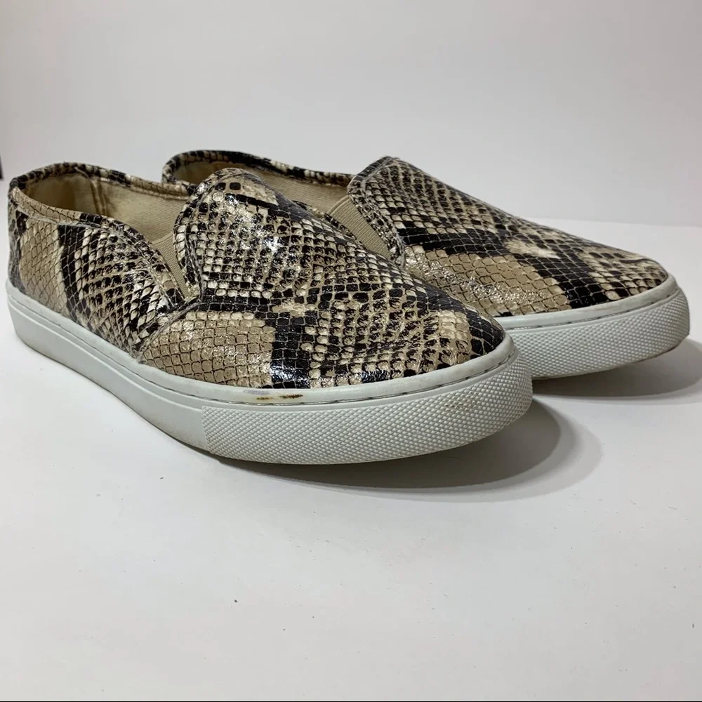 Adorable EUC Altar’d‎ State snakeskin print loafers